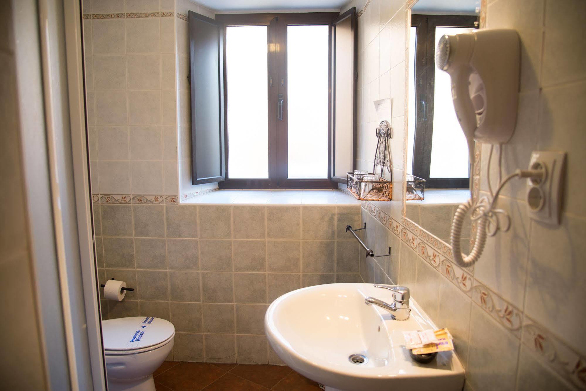 Hostal Hueso Trujillo Exteriör bild